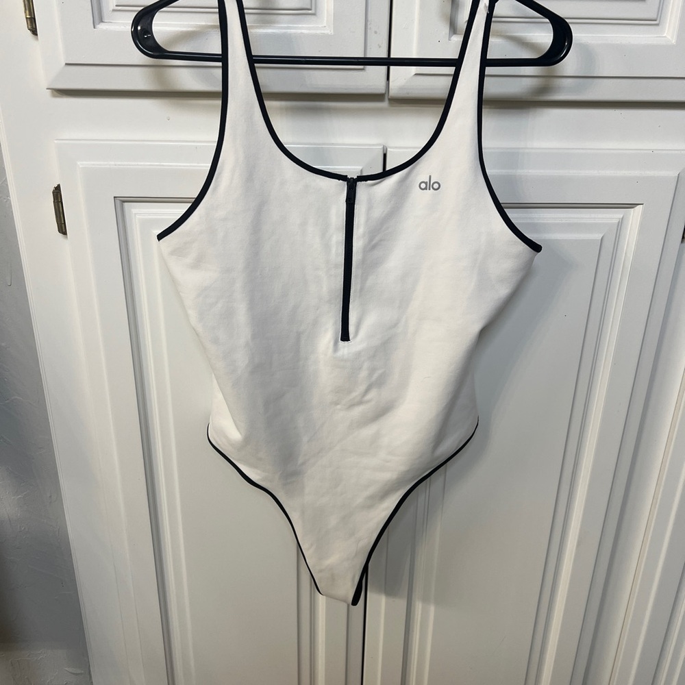 New ALO Yoga White and Black Bodysuit L